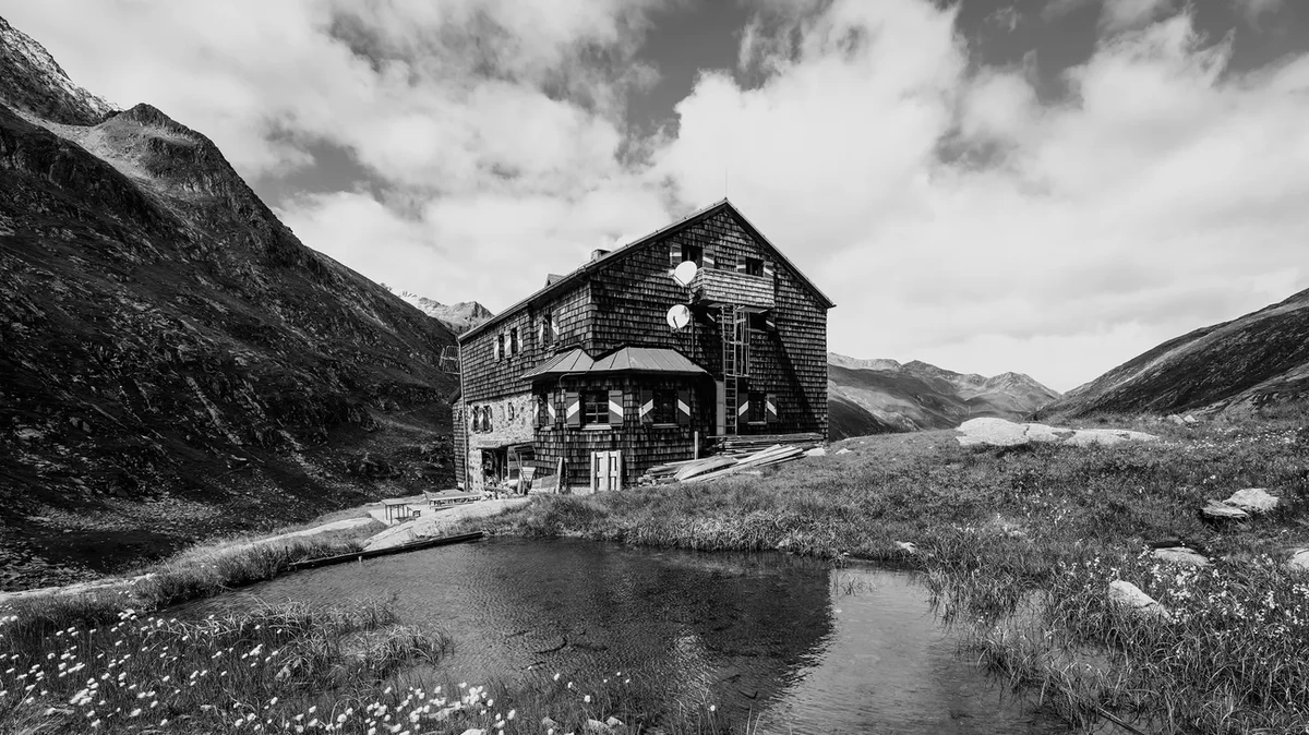 Servus. Grüezi. Hallo. / Hütten-Idyll:Graf Furz in der Berghütte
