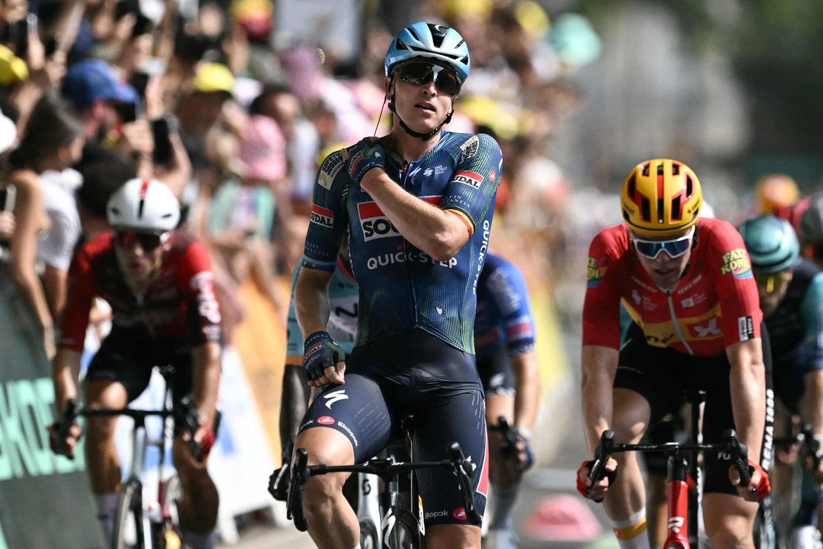 Tim Merlier se impone en el eléctrico sprint de Burdeos