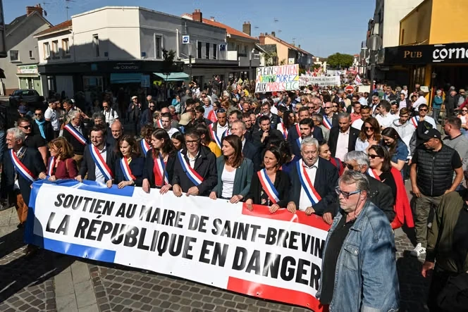 Violence contre les élus : des attaques plus ciblées et plus directes, selon un rapport