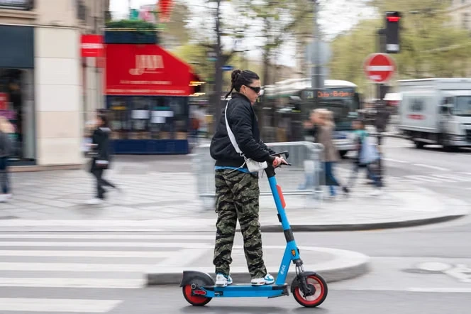 Trottinettes électriques : casque et gilet réfléchissant sont désormais obligatoires à Paris et en petite couronne