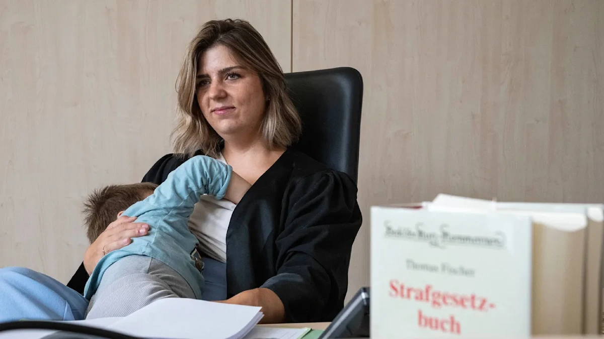 Anwältin stillte Sohn mitten im Prozess: „Bitte lassen Sie sich nicht irritieren, ich muss nur kurz meine Brust auspacken“