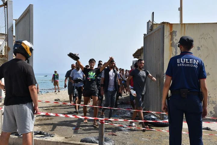 La Fiscalía de Tetuán procesa a 25 personas por organizar los cruces irregulares hacia Ceuta