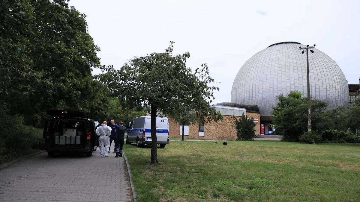 Mordkommission ermittelt in Berlin: Passant entdeckt Frauenleiche am Zeiss-Planetarium