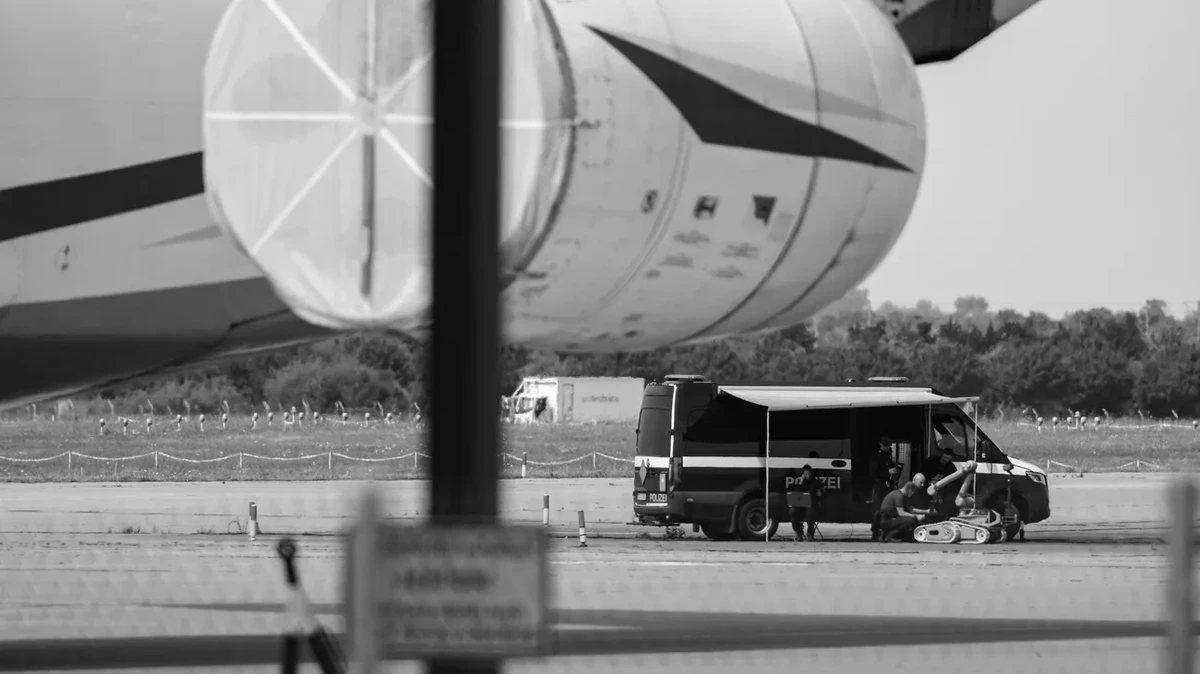 Was jetzt? / Drohne am Leipziger Flughafen:Nur knapp an der Katastrophe vorbei