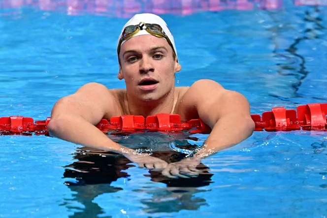 Léon Marchand, affaibli par une blessure, renonce à ses deux courses de prédilection aux championnats d’Europe de natation