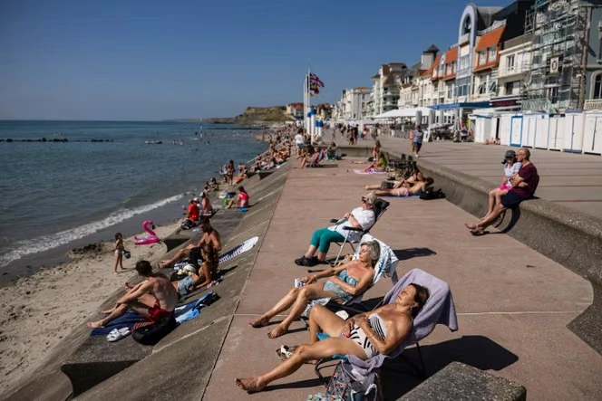La Côte d’Opale fait le plein, profitant de l’été caniculaire dans le reste de la France : « Wimereux va devenir comme Saint-Tropez ! »