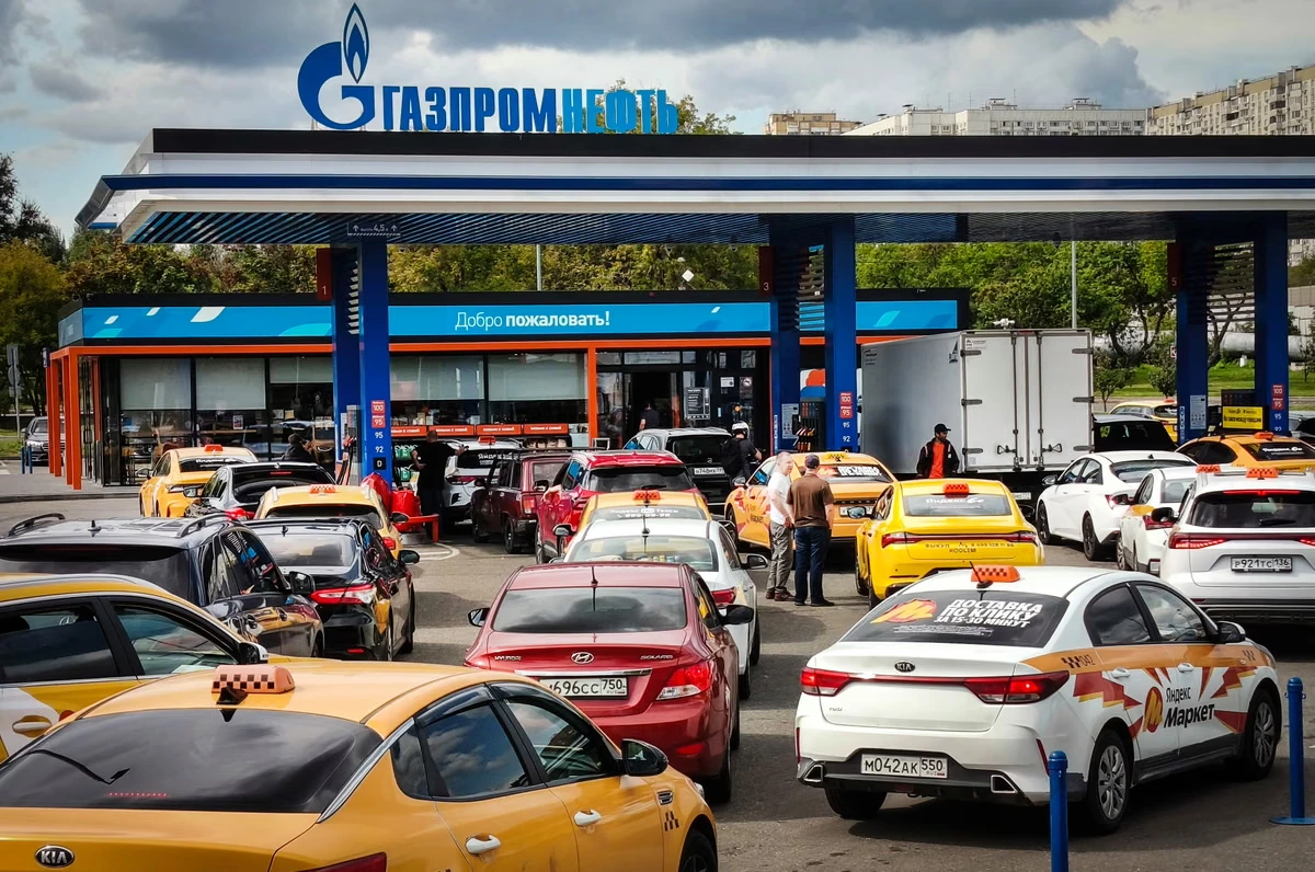 Ukraine war briefing: Russia running on imported gasoline, government confirms