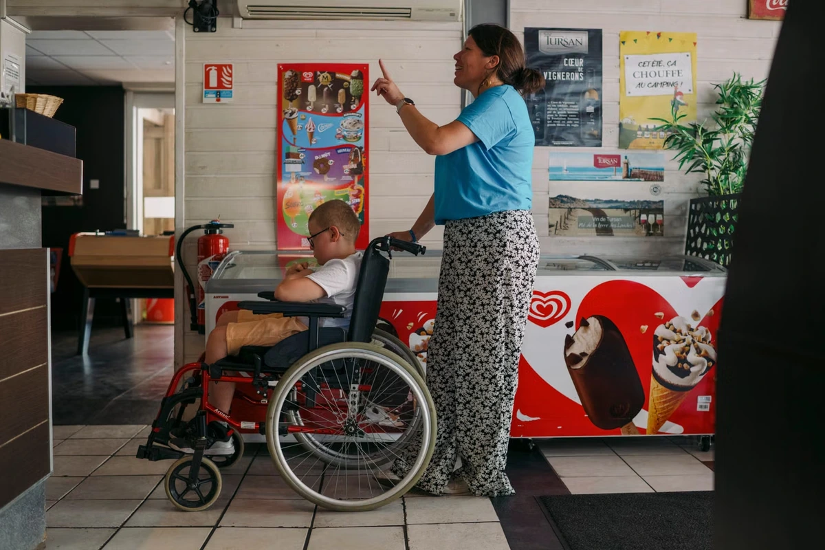 Partir en vacances avec un handicap, une difficile quête de lieux adaptés : « Improviser, c’est compliqué »