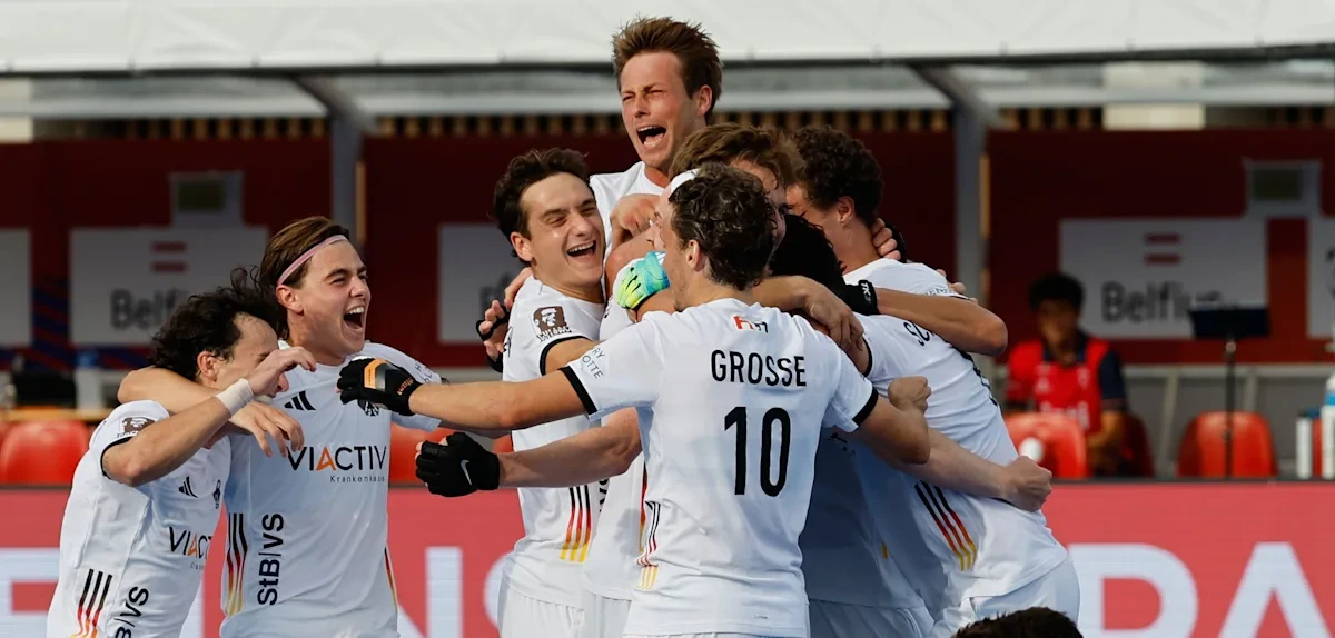 „Weltmeister samma, den Pott hamma“, feiert der Schütze des goldenen Tores