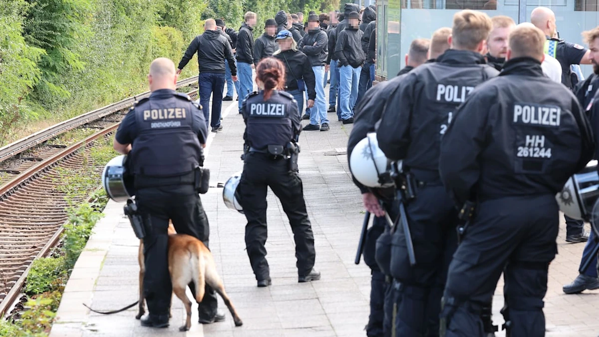 Polizei stoppt HSV-Hooligans am S-Bahnhof in Hamburg
