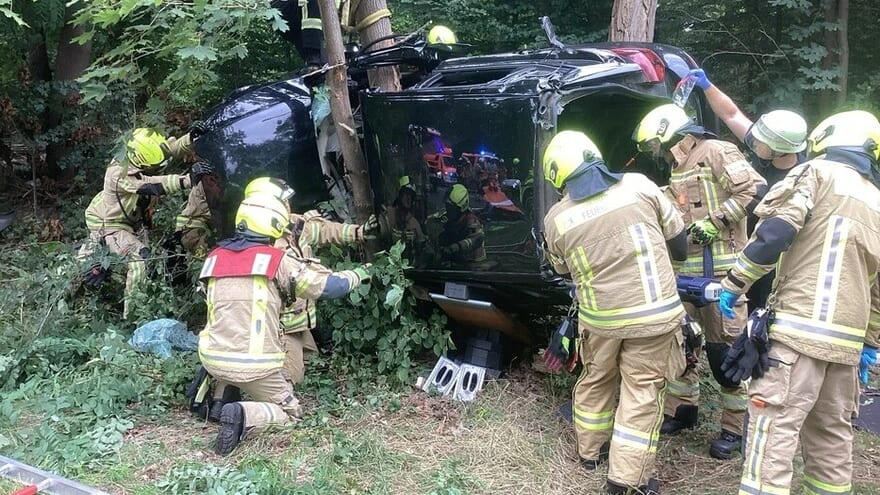 Auto klemmt zwischen Bäumen: Hier kämpft die Feuerwehr um ein Leben