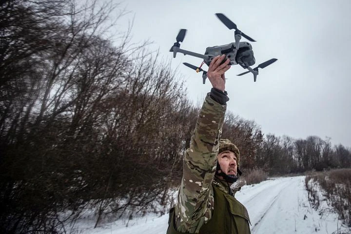 Ucrania combate con drones que siguen solos hasta el objetivo cuando Rusia les corta la señal: un humano elige el blanco y la máquina termina el trabajo