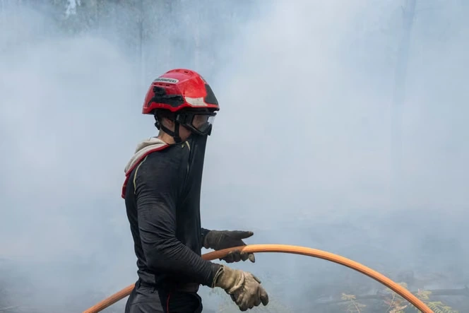 Incendies : le lourd tribut des pompiers, victimes des flammes et de cancers à long terme