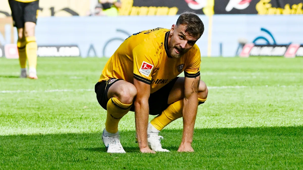 Fußball: Nach Hirnblutung! Profi meldet sich erstmals zu Wort