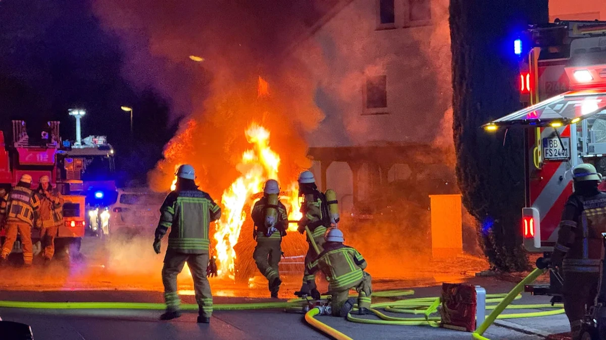 Brandstiftung: 93-Jähriger soll Feuer gelegt und Waffe gezogen haben