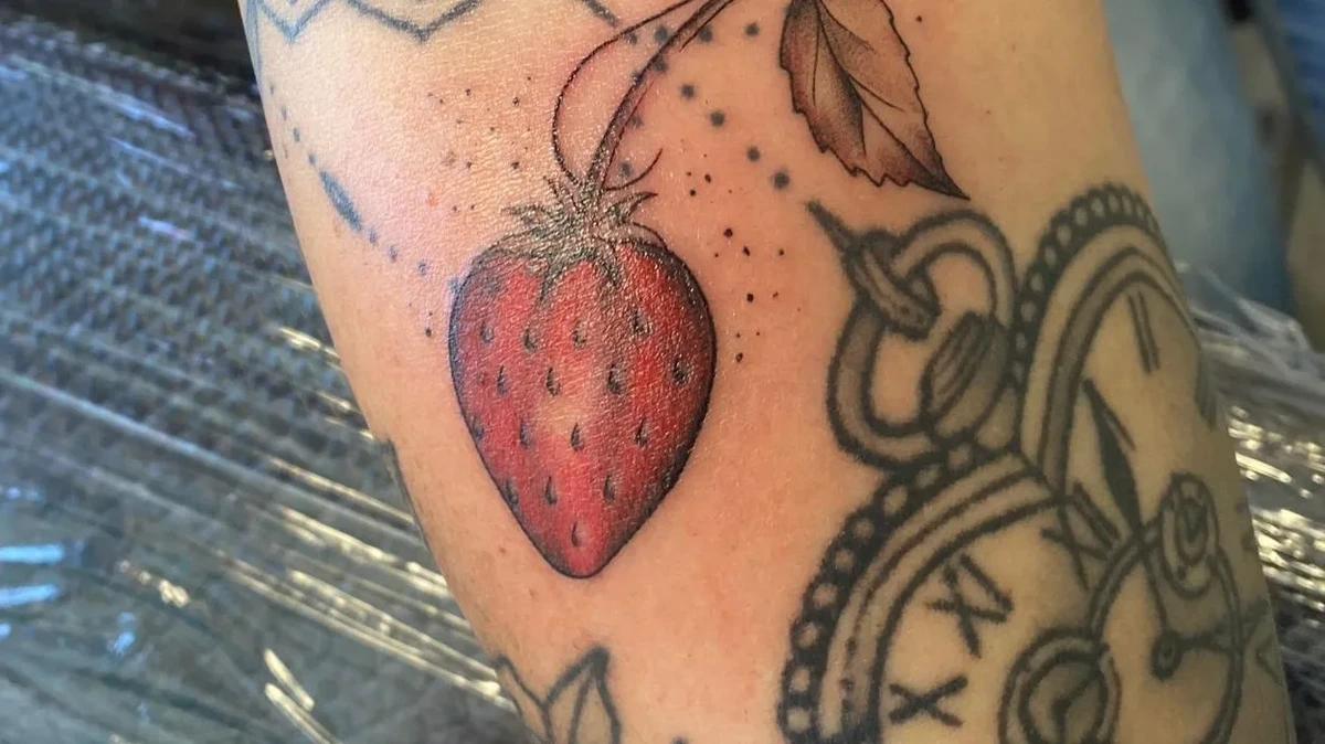 Karls Erlebnis-Dorf: Über 60 Mitarbeiter tragen Erdbeer-Tattoo