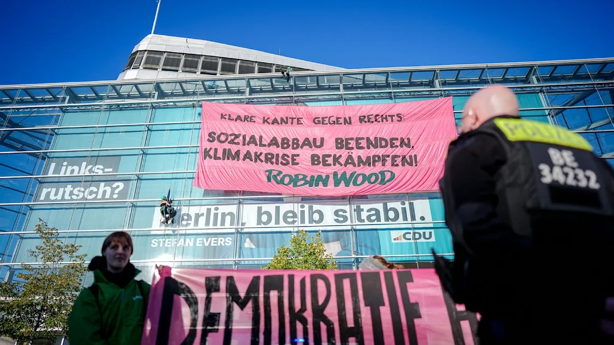 Aktivistengruppe Robin Wood: Umweltschützer besetzen CDU-Zentrale in Berlin