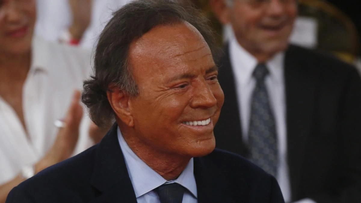 El juez da cinco días a Julio Iglesias y sus denunciantes para que aleguen si la Audiencia Nacional es quien debe investigar al cantante