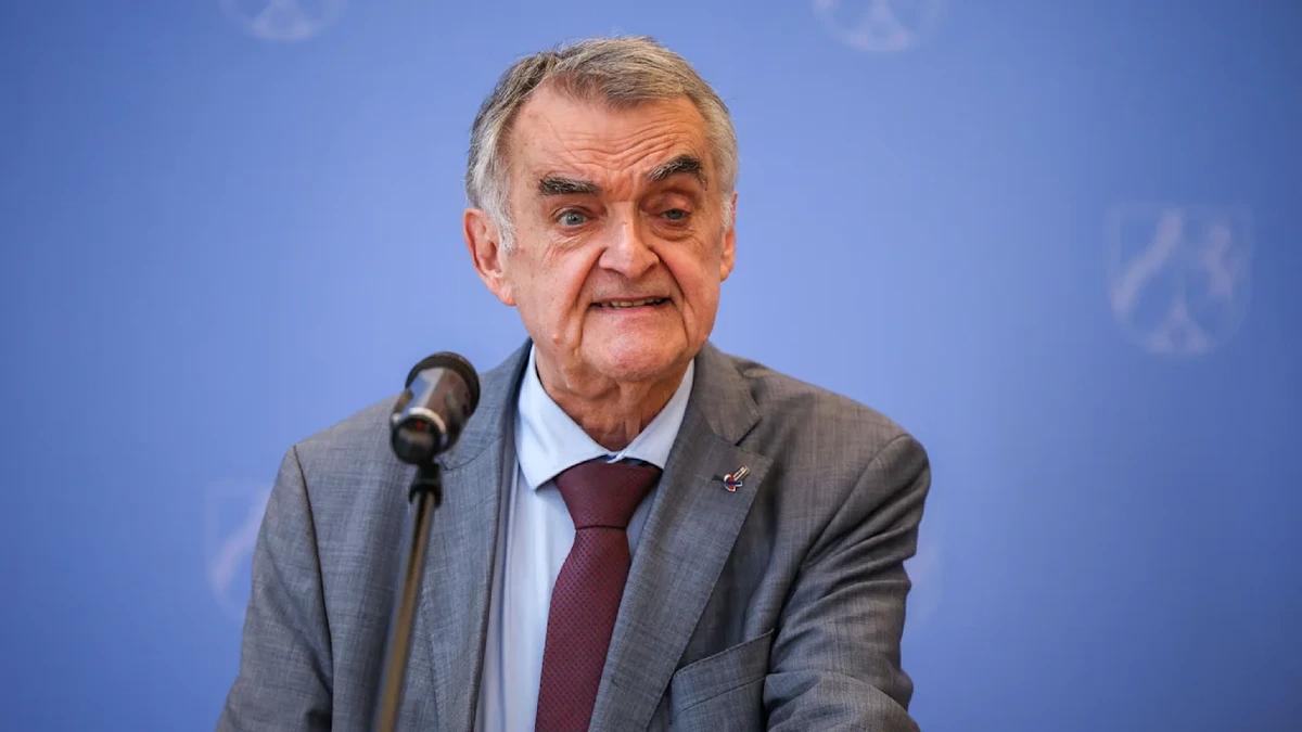 Über Treppe gestolpert: NRW-Innenminister Reul bricht sich die Hüfte