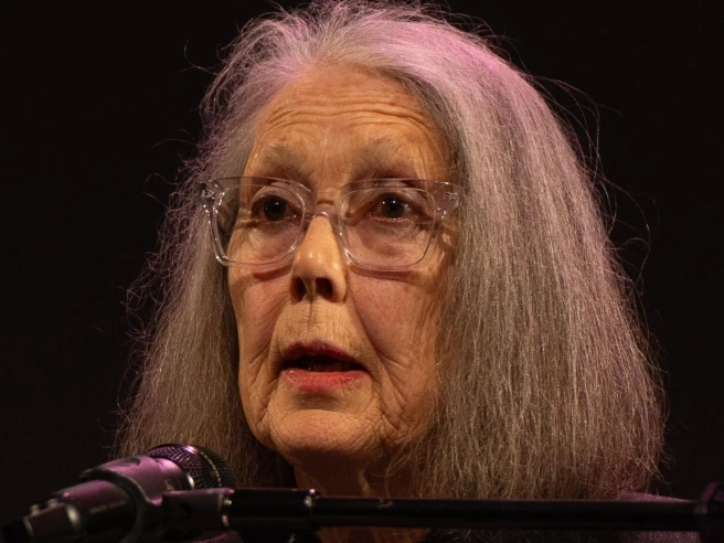 Anne Carson, premio Nobel 2026: «Tutti pensiamo di essere mostri. Il mio libro "Autobiografia del Rosso"? L'ho scritto perché un amico mi ha sfidata a farlo»
