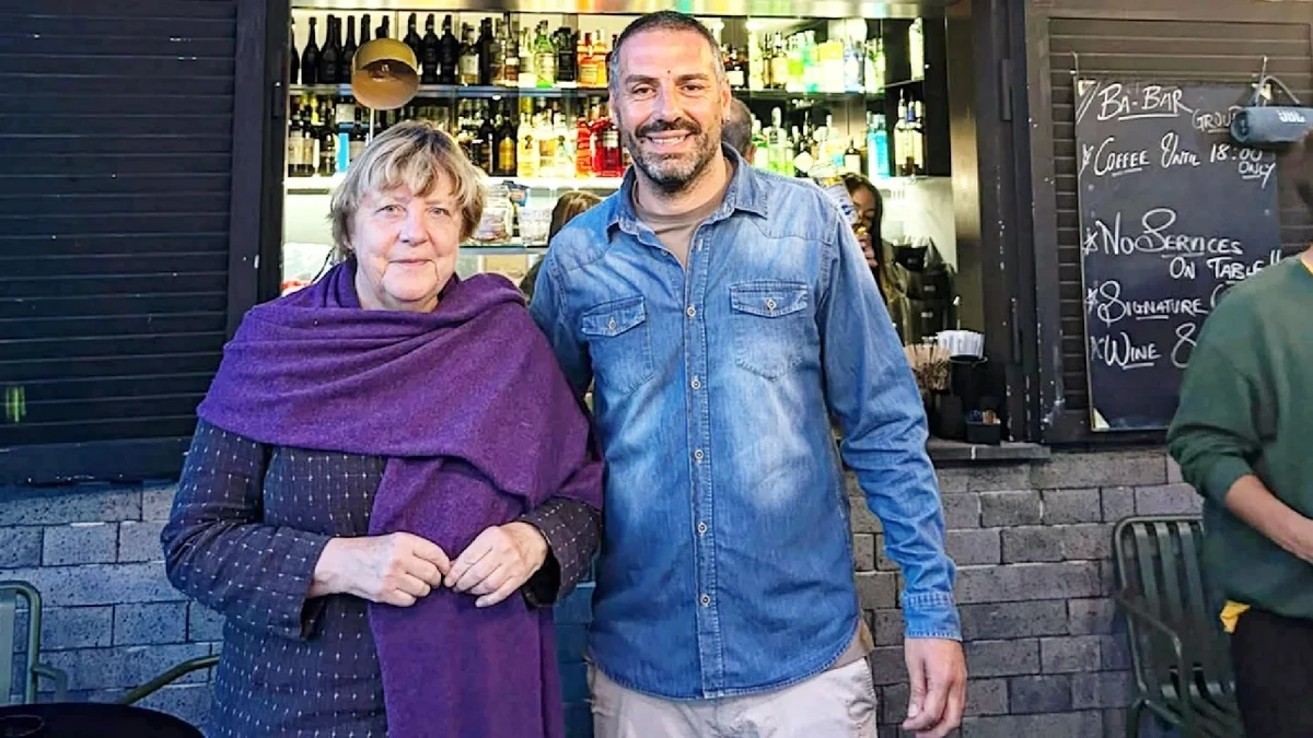 „Mama Merkel“ in Neapel: Darum feiern die Italiener unsere Ex-Kanzlerin
