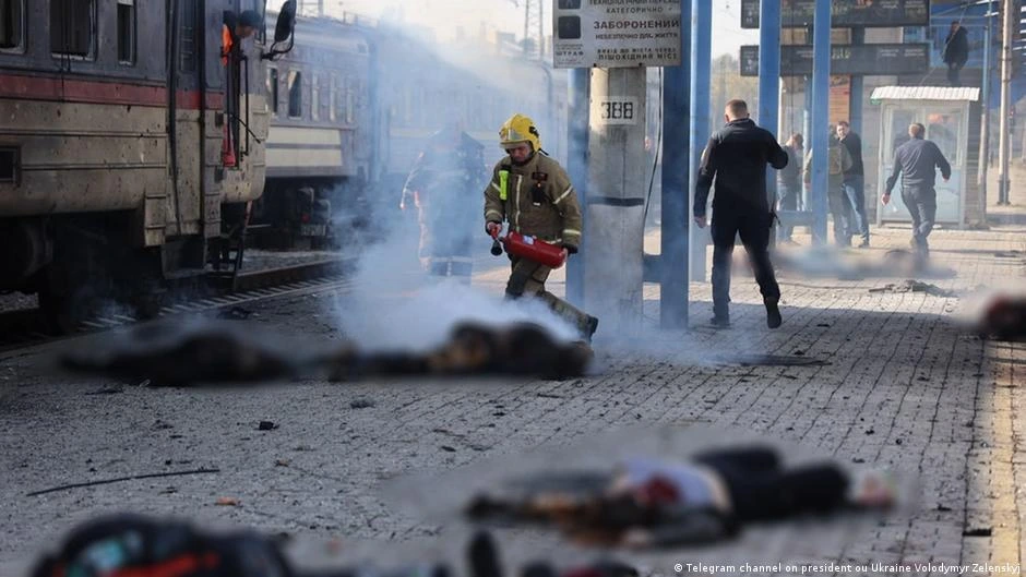 Ataque con dron ruso causa 14 muertos en una estación de tren en Ucrania