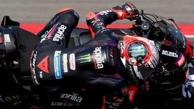 MotoGp Indonesia, la gara in diretta: Bezzecchi vince davanti a Fernandez e Martin, dominio Aprilia. Marquez solo sesto, cade Bagnaia