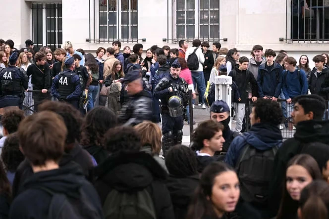 Le lycéen amputé d’une main à Lens « dément avoir ramassé la grenade » et « nie toute participation à des violences », affirme son avocate