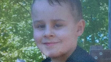 Polizei bittet dringend um Hinweise: Junge (8) aus Schule verschwunden