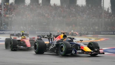 F1 Gp Singapore, le qualifiche in diretta: Verstappen in pole davanti a Leclerc che beffa Hamilton. Antonelli 4°