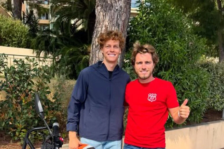Al quinto set Sinner ce l'ha fatta, superato l'esame per la patente della moto