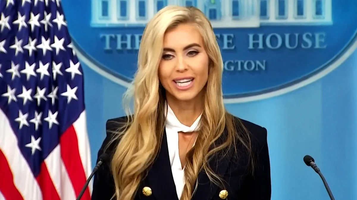 Bizarrer Auftritt im weißen Haus: Trumps neue Stimme: Mehr Fan als Sprecherin?