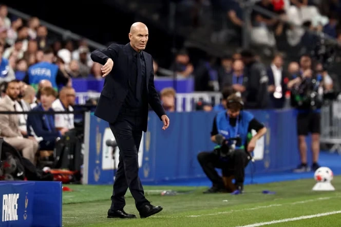 Comment Zinédine Zidane, pour ses premiers pas en équipe de France, a joué la « rupture » avec le mandat de Didier Deschamps