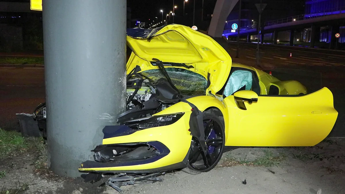 Illegales Rennen? 18-Jähriger schrottet Ferrari in Düsseldorf