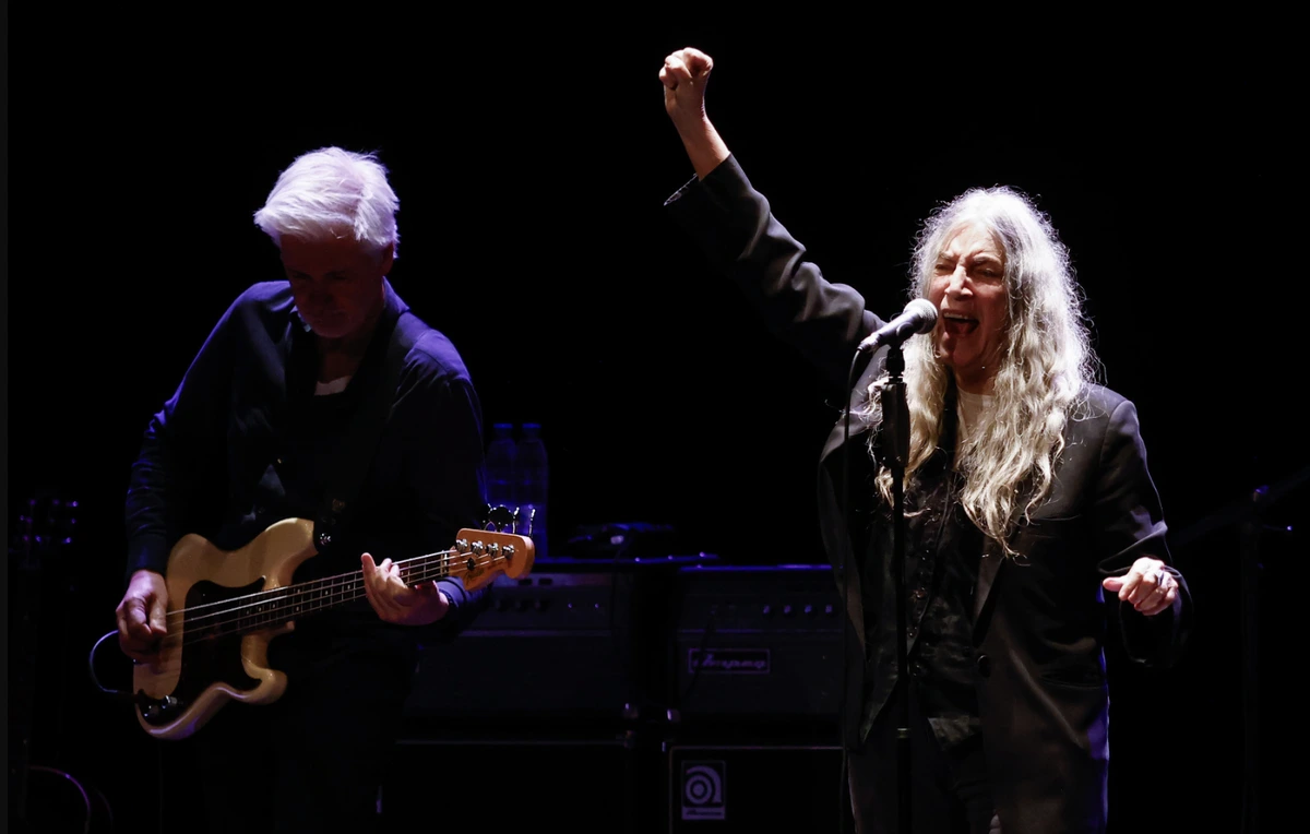 Patti Smith sumerge en un ritual chamánico a Gijón para celebrar los 50 años de su primer concierto en España