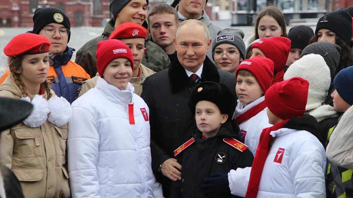 Putin lockt Studenten mit falschen Versprechen und Druck von Lehrern in den Krieg