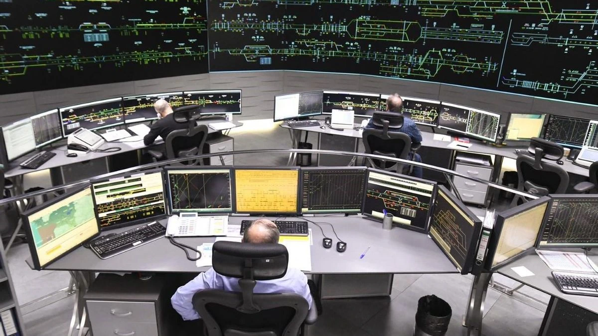 Así funciona el centro de control del AVE en Atocha: 5 mesas, 16 profesionales y el doble de trenes por turno que antes de la liberalización