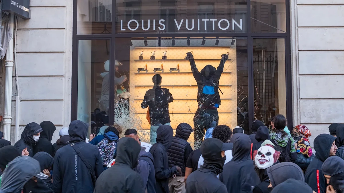 Krawalle in Frankreich: Hier plündern Randalierer Louis Vuitton!